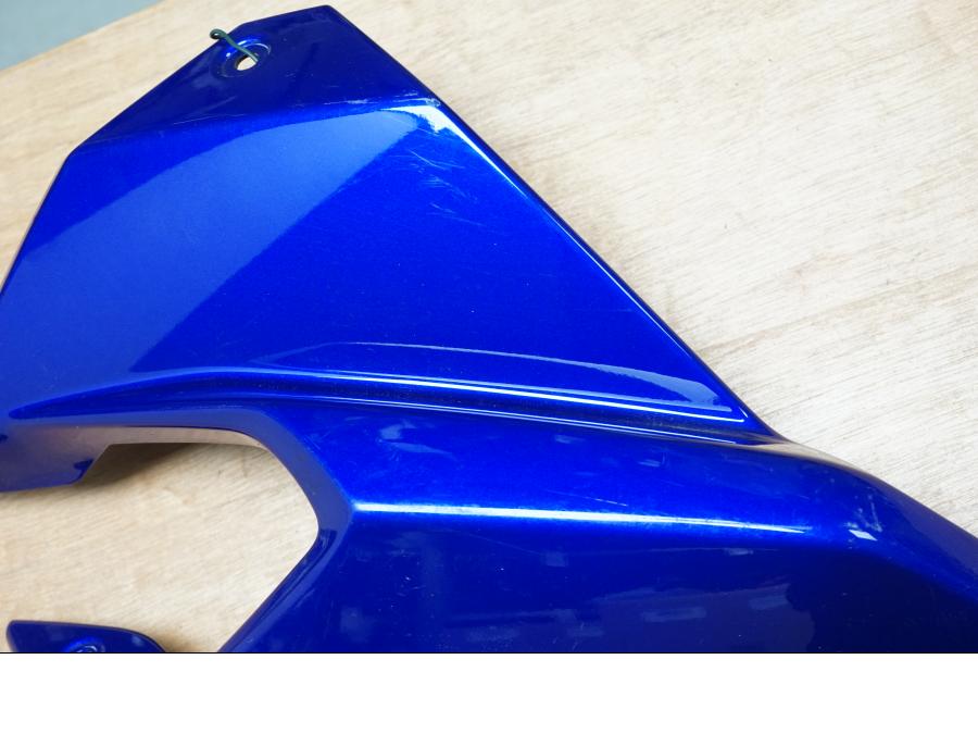 Vänster sida på Sidkåpa från en Yamaha MT-07 Tracer -2016 motorcykel.