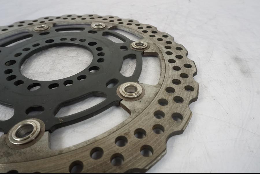 Höger sida på Bromsskiva från en Kawasaki Z 800 -2014 motorcykel.