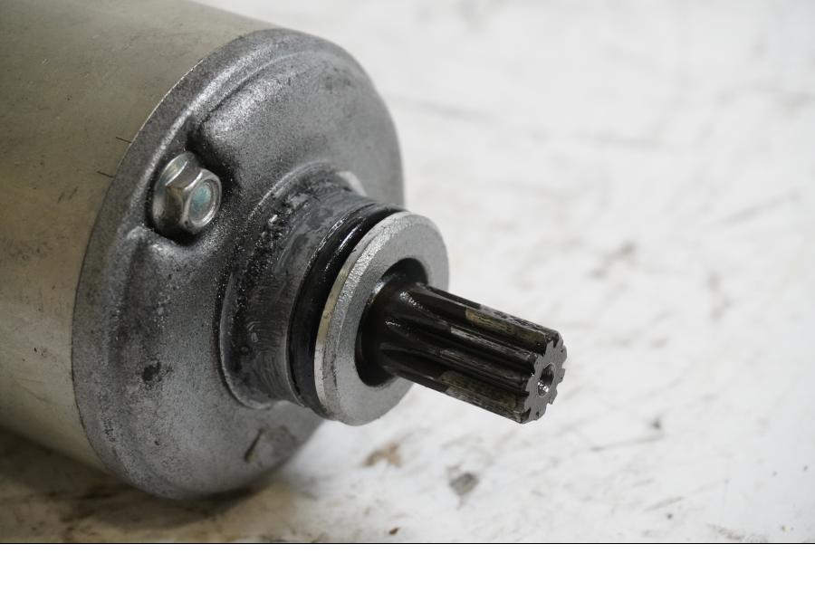 Baksidan på Startmotor från en Kawasaki Z 800 -2014 motorcykel.