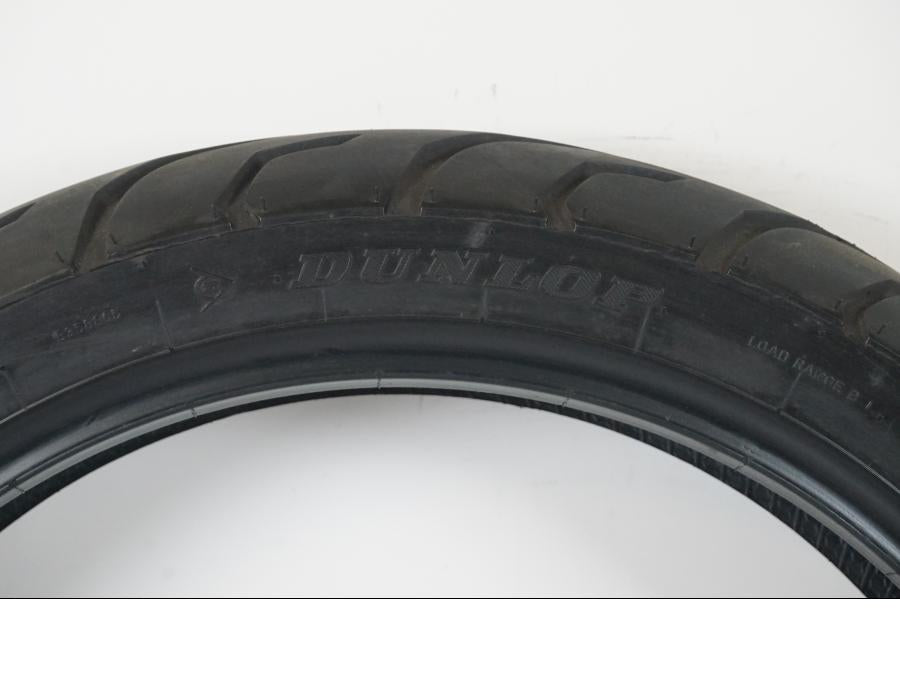Baksidan på <p>Begagnad däck av märket Dunlop och modell Arrowmax StreetSmart.</p>

<p>Märke från inbromsning se bild.</p>

<p>Dimension 130/70-17 M/C 62H. </p>

<p>Mönsterdjup ca: 5,10mm.</p>

<p>Mönsterdjup yttre kant ca: 5,50mm.</p>

<p>Tillv: vecka 40 år 2018.</p> moped.