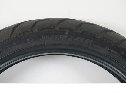 Baksidan på <p>Begagnad däck av märket Dunlop och modell Arrowmax StreetSmart.</p>

<p>Märke från inbromsning se bild.</p>

<p>Dimension 130/70-17 M/C 62H. </p>

<p>Mönsterdjup ca: 5,10mm.</p>

<p>Mönsterdjup yttre kant ca: 5,50mm.</p>

<p>Tillv: vecka 40 år 2018.</p> moped.