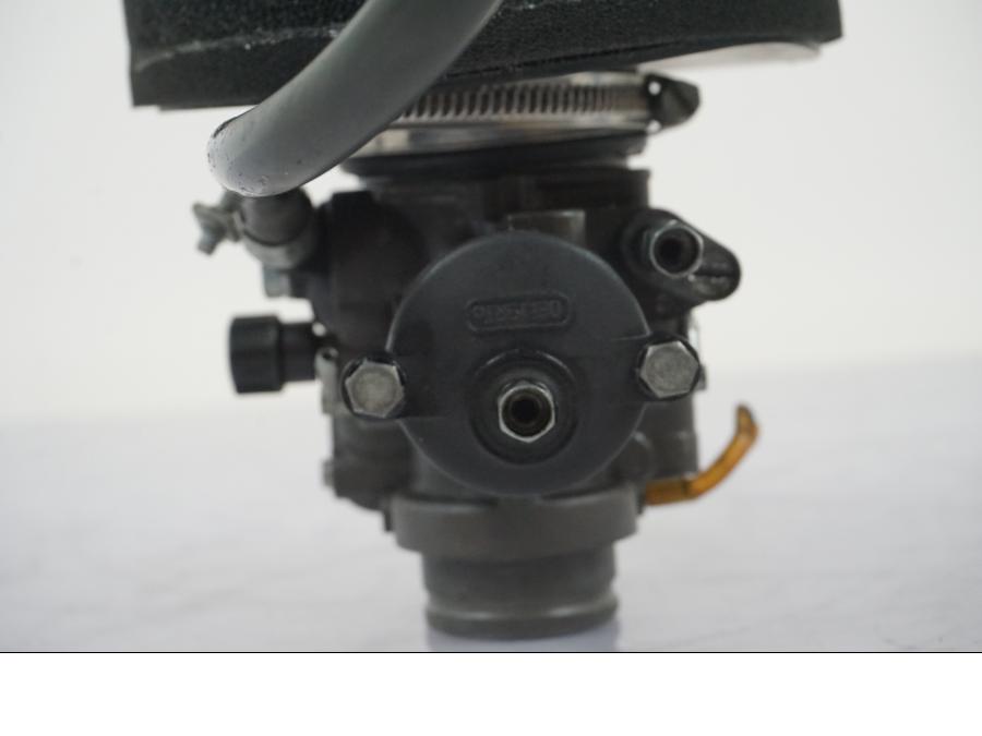 Snett uppifrån på Förgasare från en Aprilia RS 125 -2000 motorcykel.