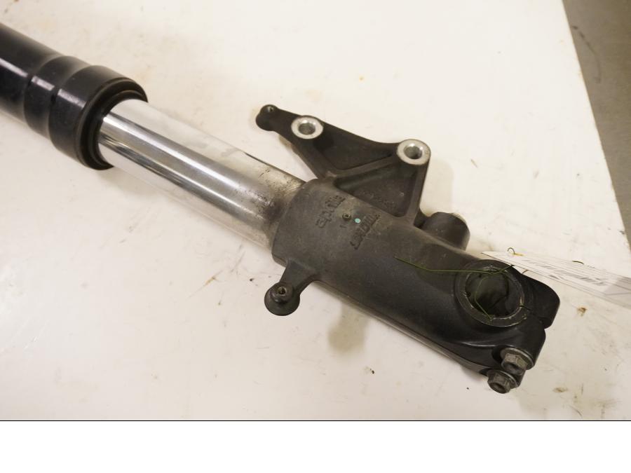 Vänster sida på Gaffelben från en Aprilia RSV 1000 -2002 motorcykel.