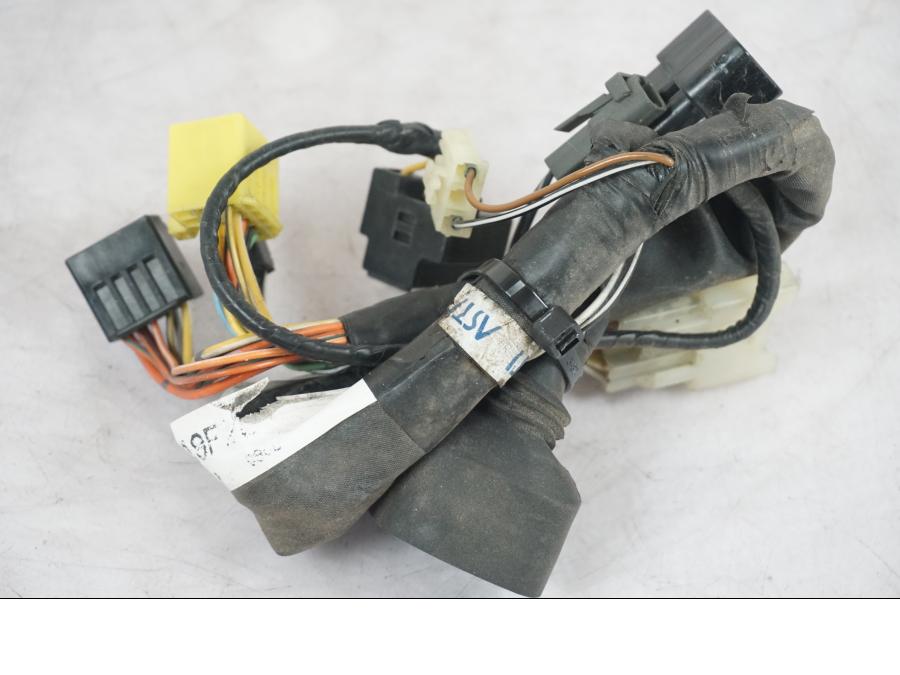 Snett nerifrån på Kablage från en Suzuki SV 650 -1999 motorcykel.