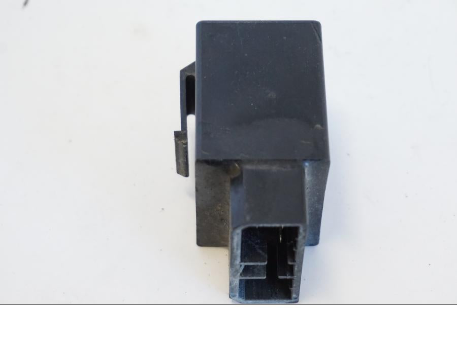 Baksidan på Relä från en Yamaha YZF 1000 R -1997 motorcykel.