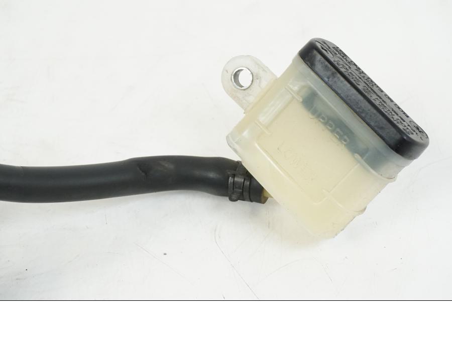 Höger sida på Bromshuvudcylinder från en Triumph Speed Triple -2008 motorcykel.