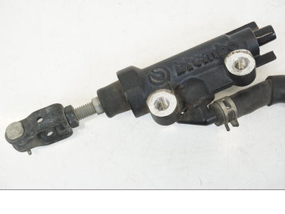 Baksidan på Bromshuvudcylinder från en Yamaha XSR 700 -2016 motorcykel.