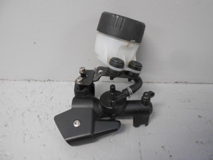 Framsidan på Bromshuvudcylinder från en BMW F 800 ST -2006 motorcykel.