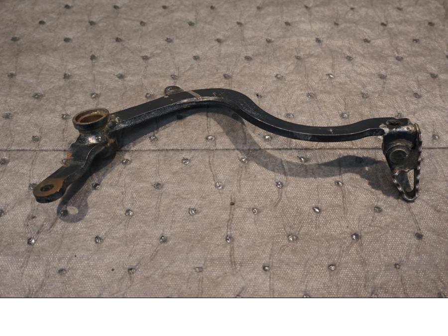 Baksidan på Bromspedal från en Honda XR 600 R -1990 motorcykel.