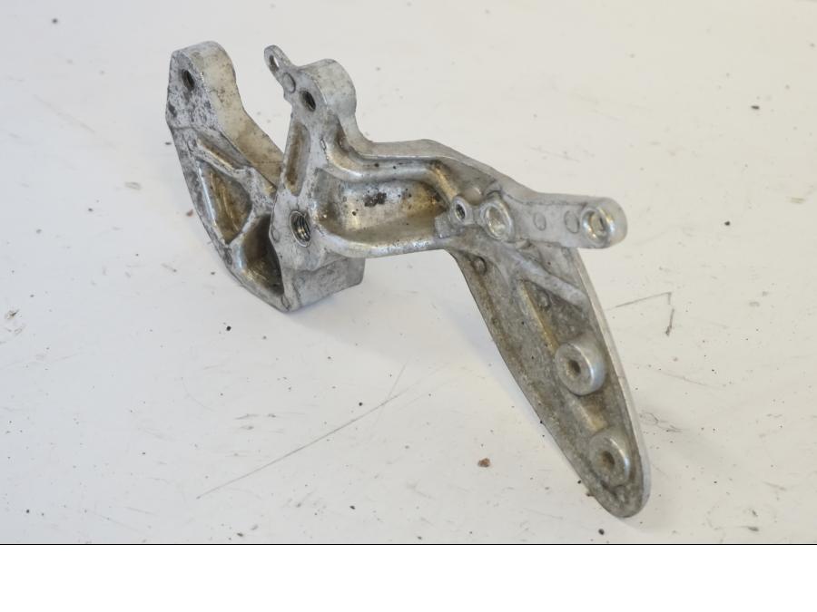 Snett nerifrån på Fotpinnefäste från en Yamaha YZF 1000 R -1997 motorcykel.