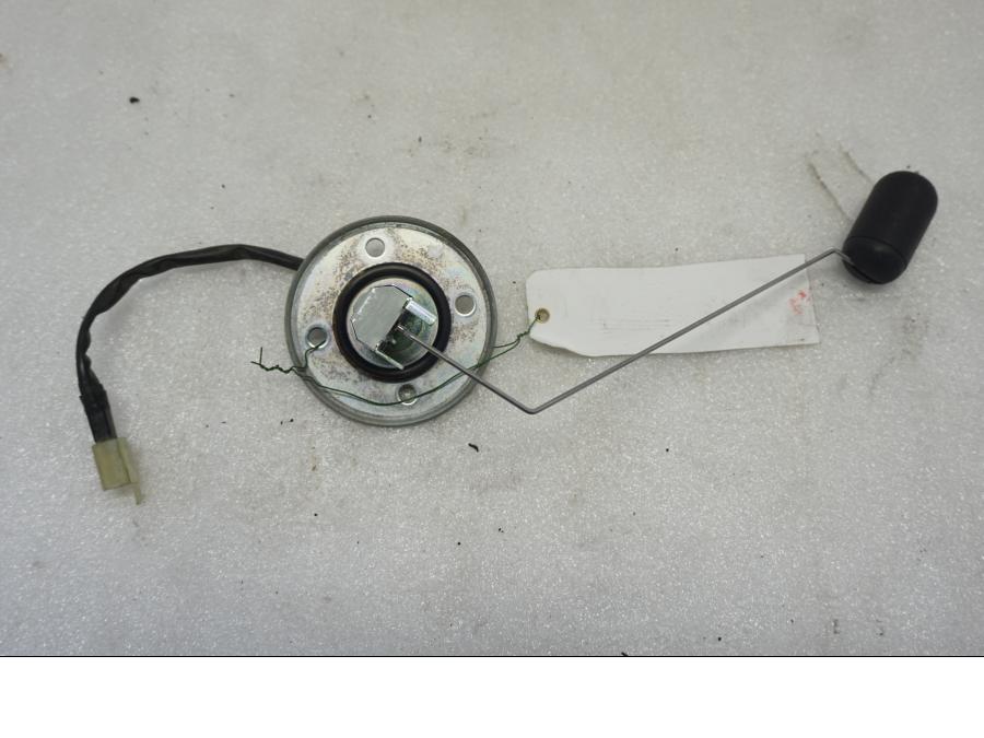 Framsidan på Bensintankgivare från en Suzuki VL 800 -2004 motorcykel.