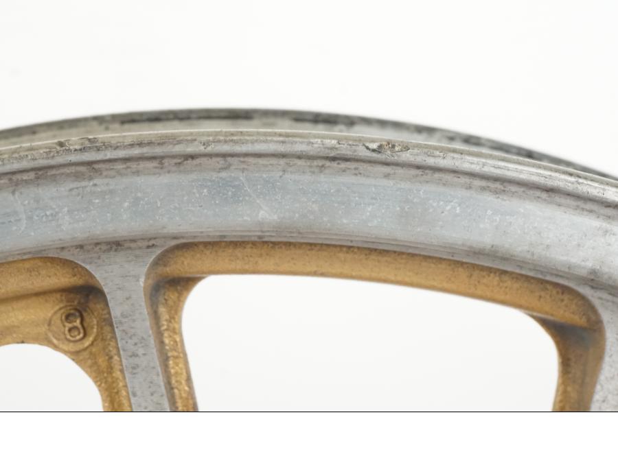 Extrabild4 på Fälg från en Suzuki GSX 550 EF -1985 motorcykel.