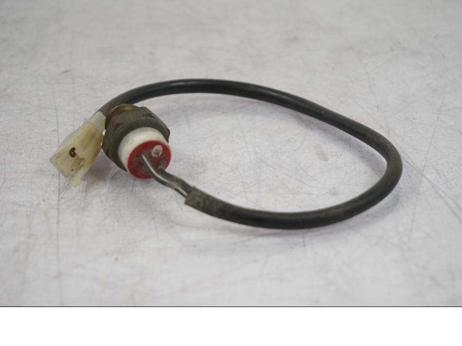 Baksidan på Vattenkylgivare från en Suzuki VZ 800 -2000 motorcykel.