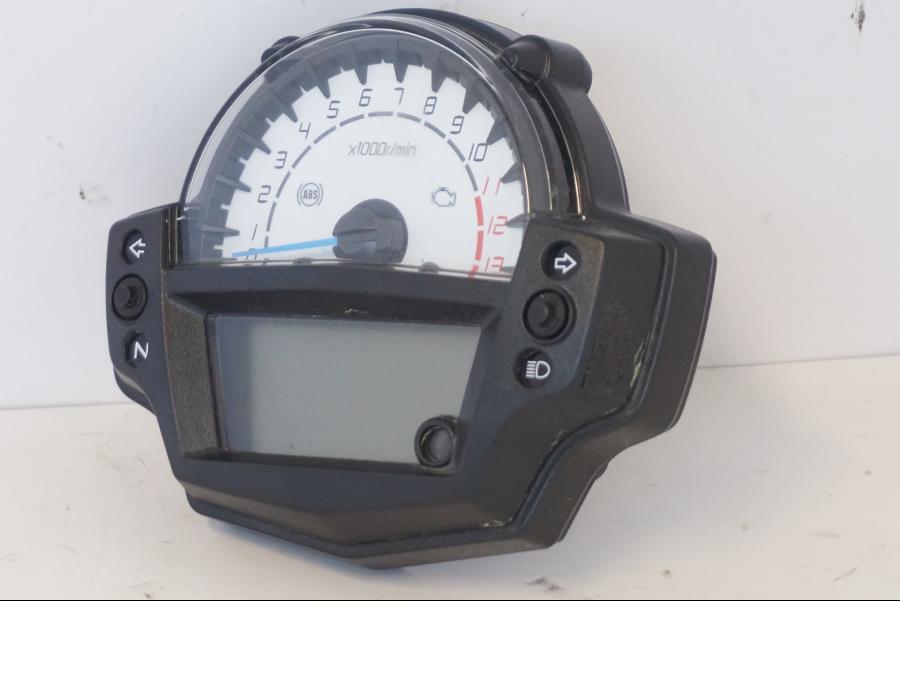 Baksidan på Instrumentpanel från en Kawasaki ER-6N -2012 motorcykel.