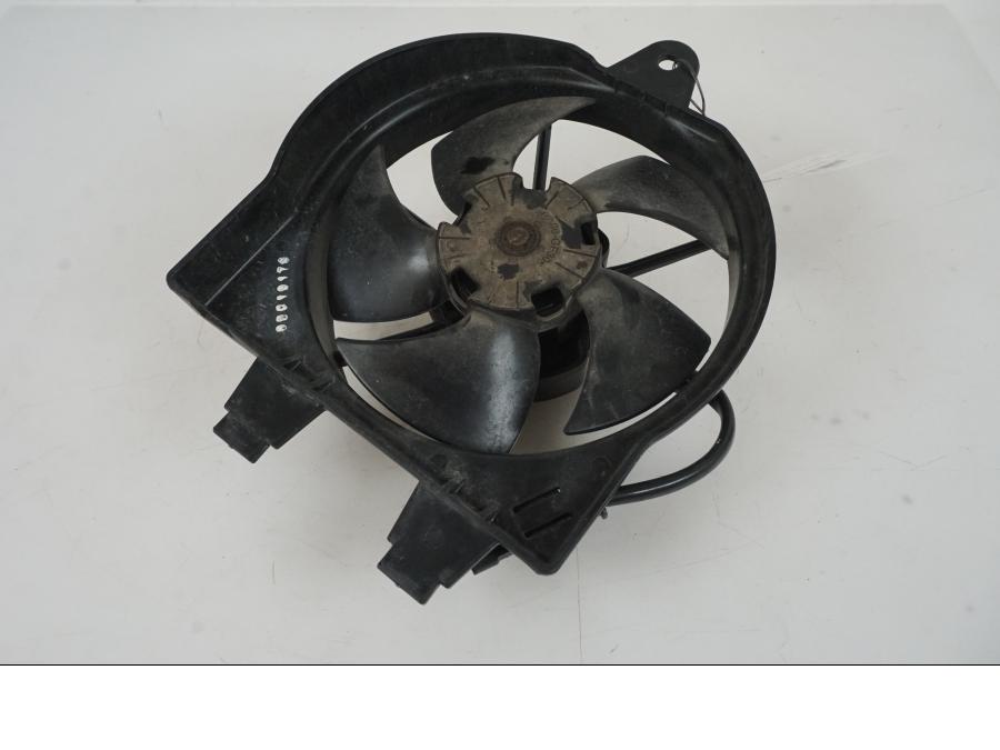 Framsidan på Vattenkylfläkt från en BMW F 750 GS -2019 motorcykel.