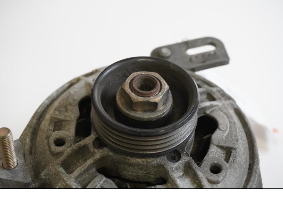 Baksidan på Generator från en BMW R 1100 RT -1997 motorcykel.