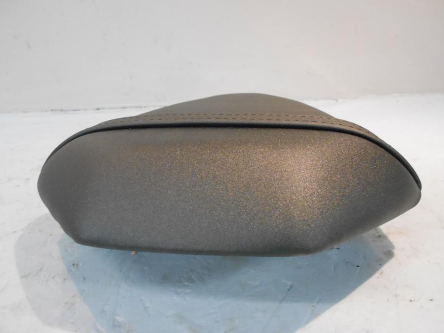 Vänster sida på Sadel från en Yamaha MT-07 -2014 motorcykel.