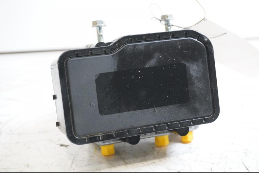 Höger sida på ABS Modulator från en Honda CTX 1300 -2014 motorcykel.