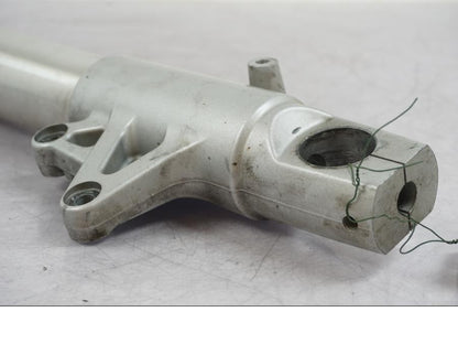 Baksidan på <p>Gaffelben höger till R 1200 RT 2011.</p>

<p>Skrapmärken, repor och mindre jack finns se bilder.</p> motorcykel.