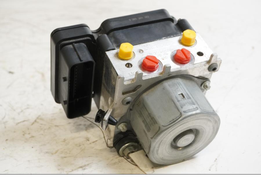 Framsidan på ABS Modulator från en BMW S 1000 RR -2014 motorcykel.