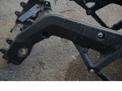 Vänster sida på Ram från en BMW S 1000 RR -2010 motorcykel.