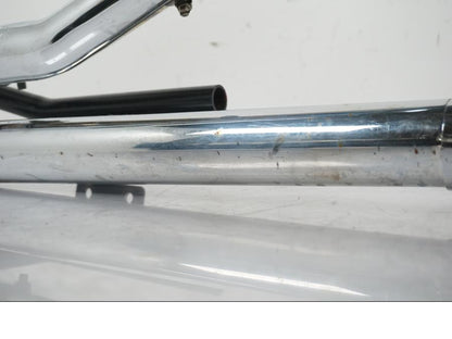 Snett uppifrån på Avgassystem Sport från en H-D Softail Standard FXST -2001 motorcykel.