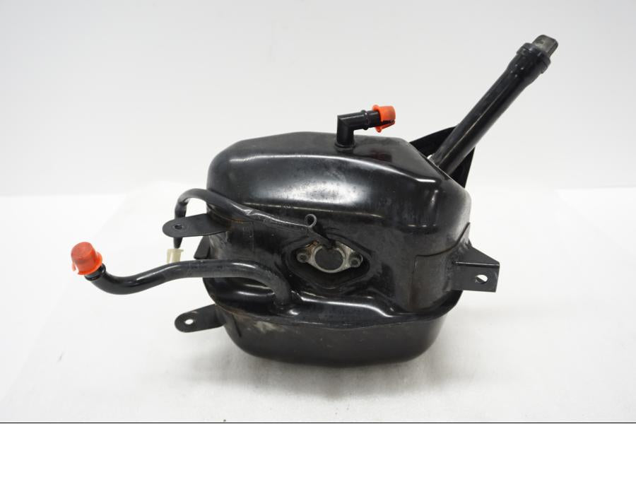 Baksidan på Oljetank från en Yamaha TDM 900 -2002 motorcykel.