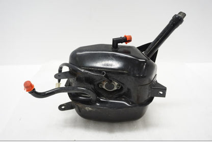 Baksidan på Oljetank från en Yamaha TDM 900 -2002 motorcykel.