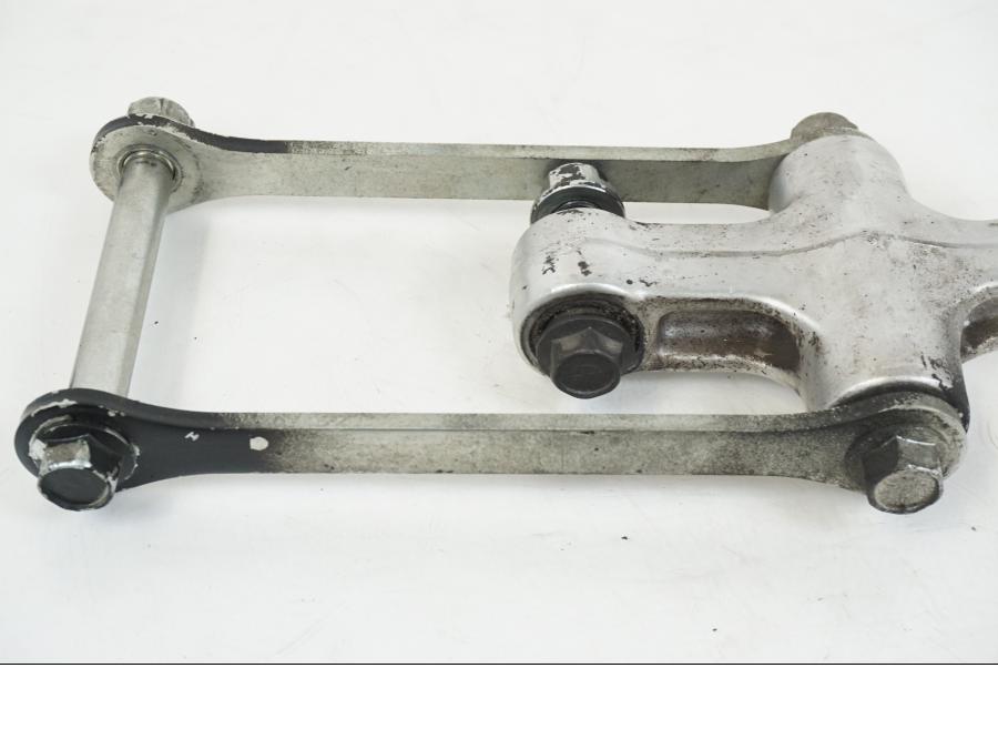 Höger sida på Stötdämparlänkage från en Suzuki GSX 600 F -1998 motorcykel.