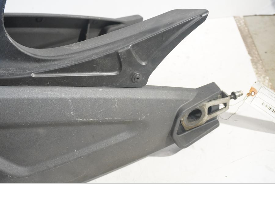 Höger sida på Sving från en Ducati Monster 696 -2008 motorcykel.