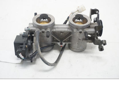 Framsidan på Spjällhus från en Kawasaki Versys 650 -2008 motorcykel.