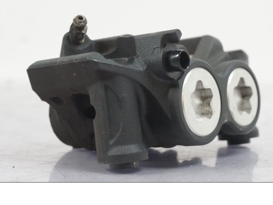 Vänster sida på Bromsok från en Yamaha MT-09 -2016 motorcykel.