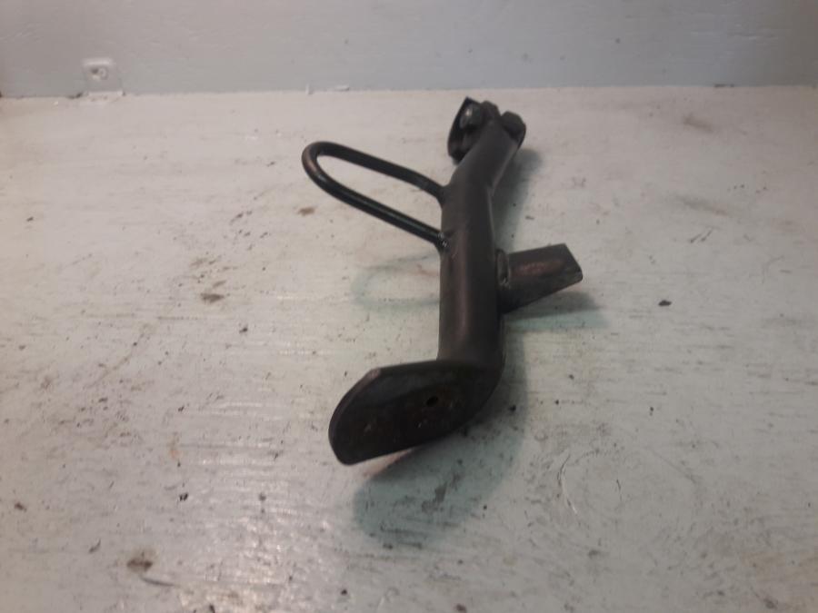 Framsidan på Sidostöd från en Yamaha Cygnus -2007 motorcykel.