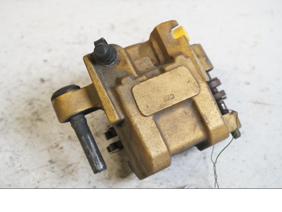 Baksidan på Bromsok från en Honda CBR 900 RR -2000 motorcykel.