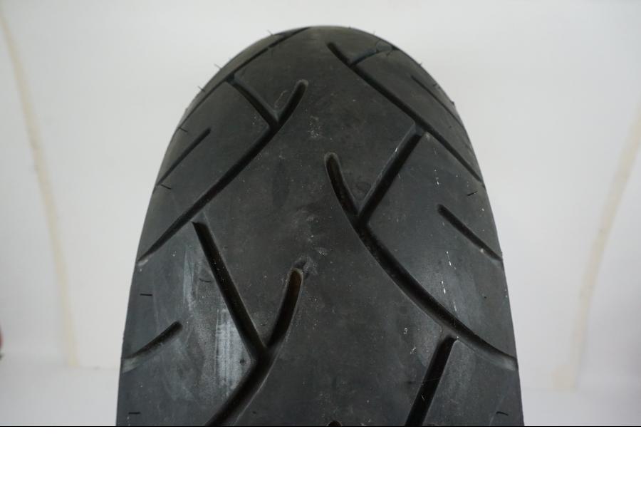 Baksidan på <p>Däck: Metzeler ME880 Marathon.</p>

<p>Dimension: 200/60-R16 M/C 79V.</p>

<p>Tillv. 4712.</p>

<p>Mönsterdjup: ca. 90 %.</p> motorcykel.