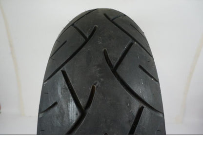 Baksidan på <p>Däck: Metzeler ME880 Marathon.</p>

<p>Dimension: 200/60-R16 M/C 79V.</p>

<p>Tillv. 4712.</p>

<p>Mönsterdjup: ca. 90 %.</p> motorcykel.