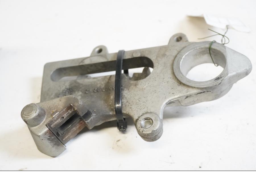 Framsidan på Bromsoksfäste från en KTM 640 Duke -2006 motorcykel.