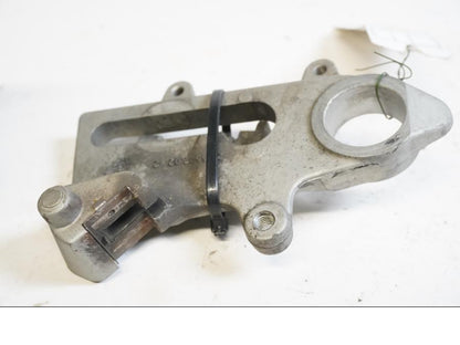 Framsidan på Bromsoksfäste från en KTM 640 Duke -2006 motorcykel.