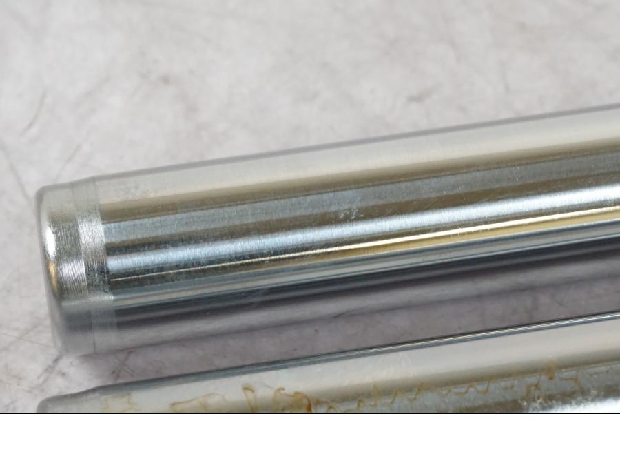 Snett nerifrån på <p>Gaffelben höger och vänster inre till Suzuki K50 1979. Eftermarknadsdelar.</p> moped.