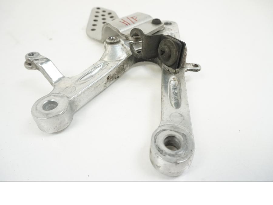 Höger sida på Fotpinnefäste från en Yamaha YZF 1000 R1 -2002 motorcykel.