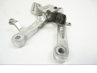 Höger sida på Fotpinnefäste från en Yamaha YZF 1000 R1 -2002 motorcykel.