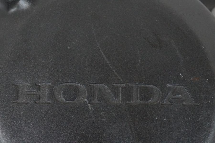 Baksidan på Kopplingskåpa från en Honda CBR 125 R -2006 motorcykel.