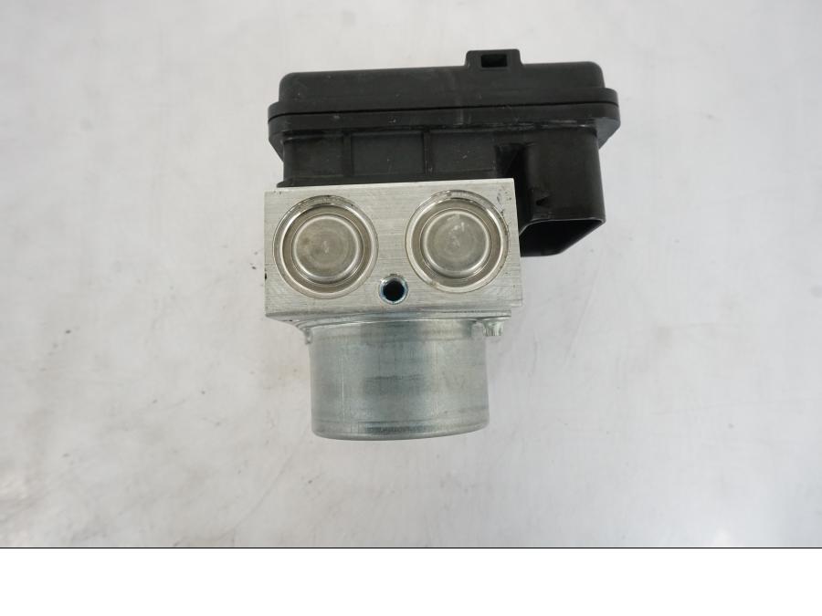 Snett uppifrån på ABS Modulator från en H-D Softail Sport Glide FLSB -2022 motorcykel.