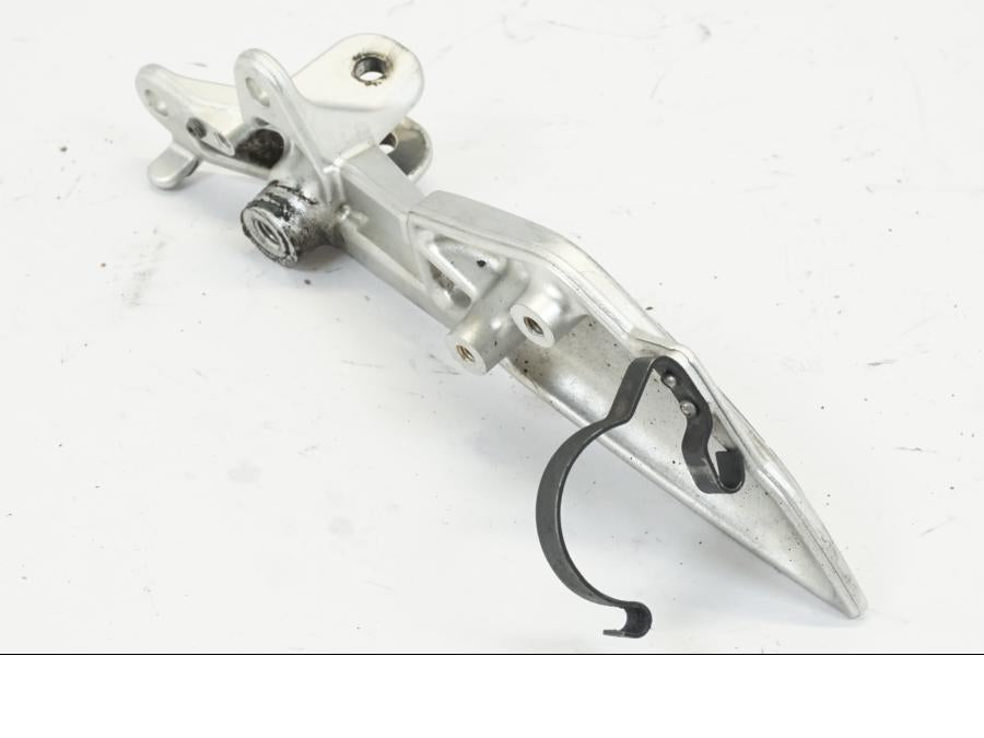 Snett nerifrån på Fotpinnefäste från en BMW K 1200 S -2006 motorcykel.