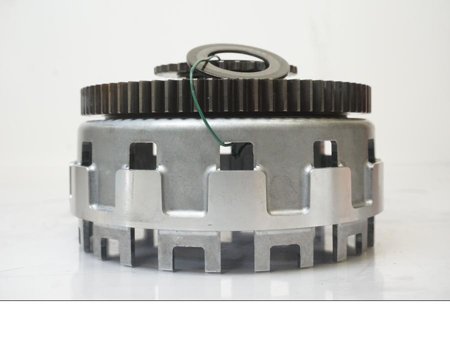 Vänster sida på Kopplingskorg från en KTM 1190 Adventure -2015 motorcykel.