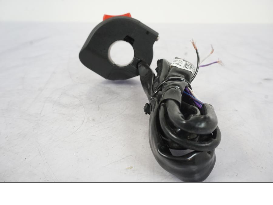 Vänster sida på Styrelreglage från en KTM 790 Duke -2019 motorcykel.