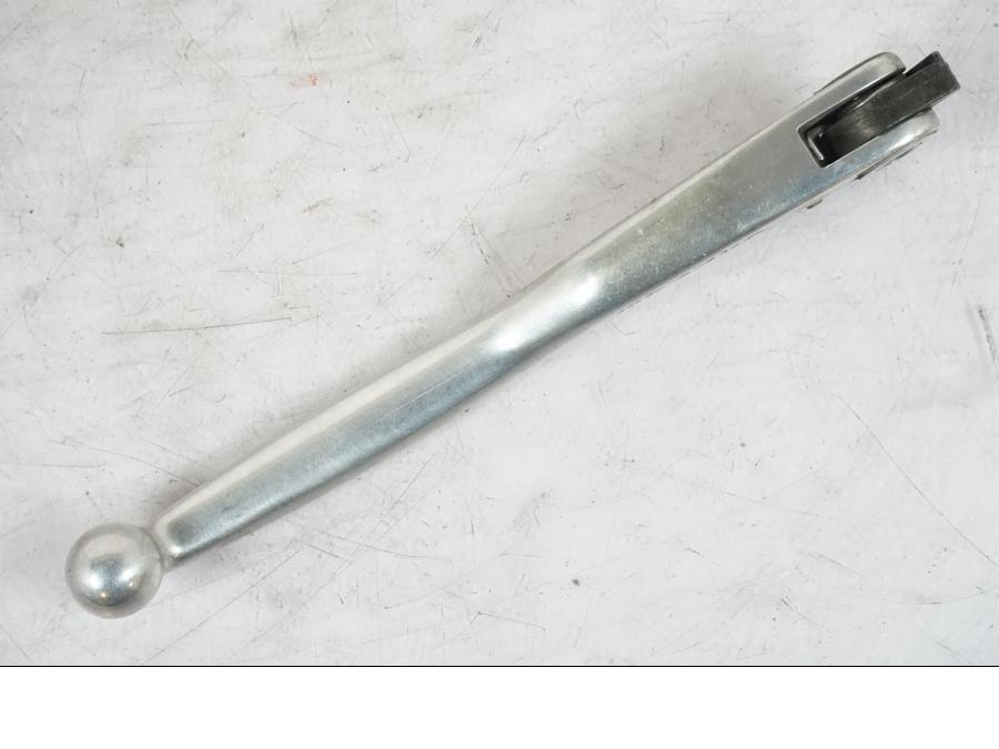 Höger sida på Kopplingsgrepp från en KTM 690 Duke -2015 motorcykel.