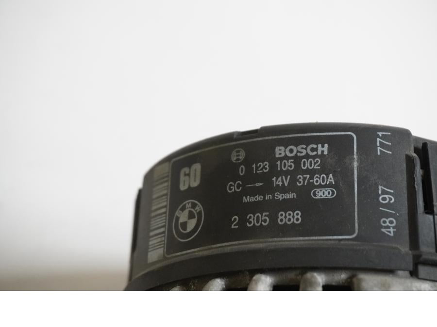 Höger sida på Generator från en BMW K 1200 RS -1998 motorcykel.