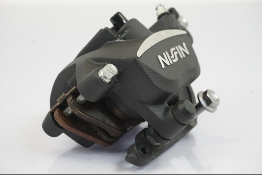 Baksidan på Bromsok från en Triumph Trident -2021 motorcykel.