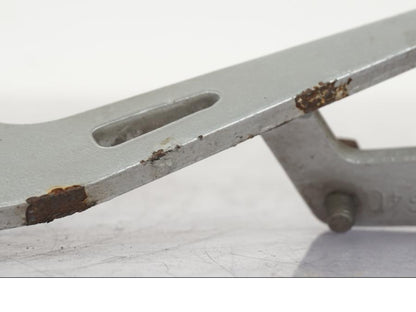 Snett uppifrån på Bromspedal från en BMW R 1200 GS -2005 motorcykel.